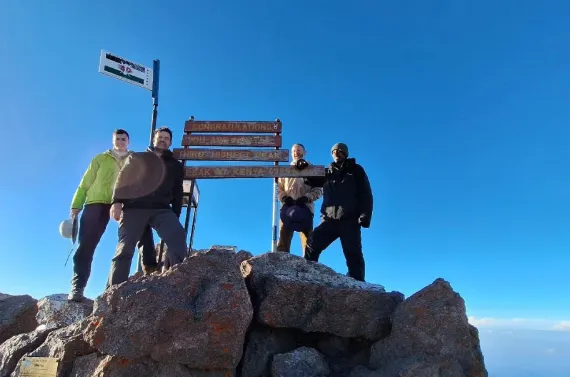 2023: Niel, JD, Hannes en Kim op Punt Lenana