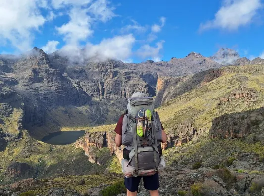 2023: Niel kyk af op Lake Michaelson met pieke in die agtergrond